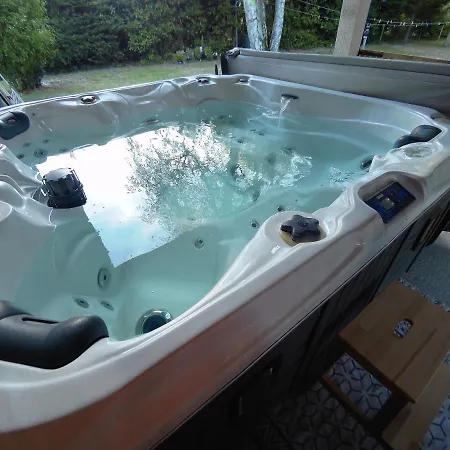 A La Campagne Avec Jacuzzi