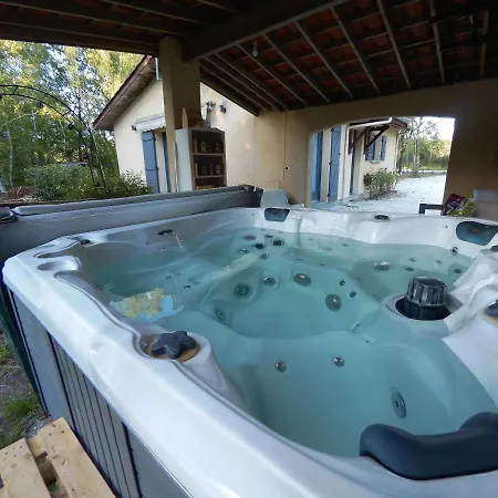 Holiday home A La Campagne Avec Jacuzzi Avensan
