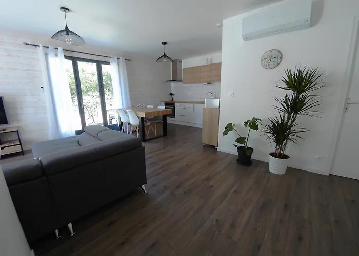 A La Campagne Avec Jacuzzi Avensan