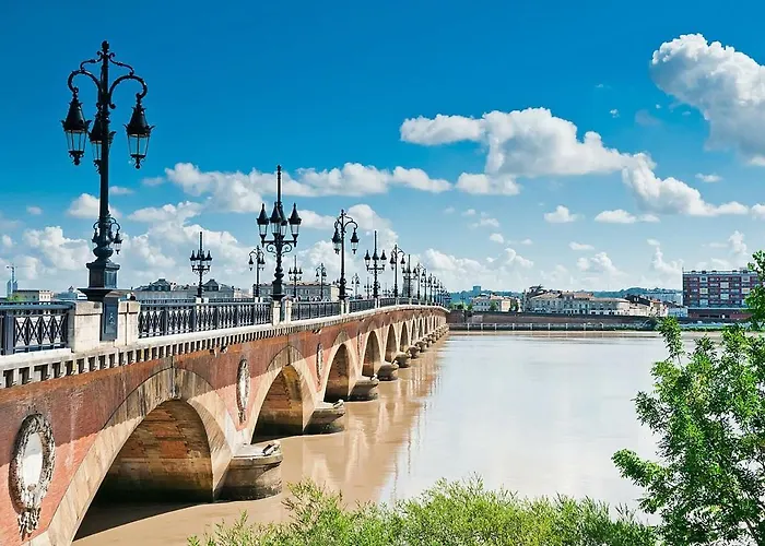 A La Campagne Avec Jacuzzi Avensan