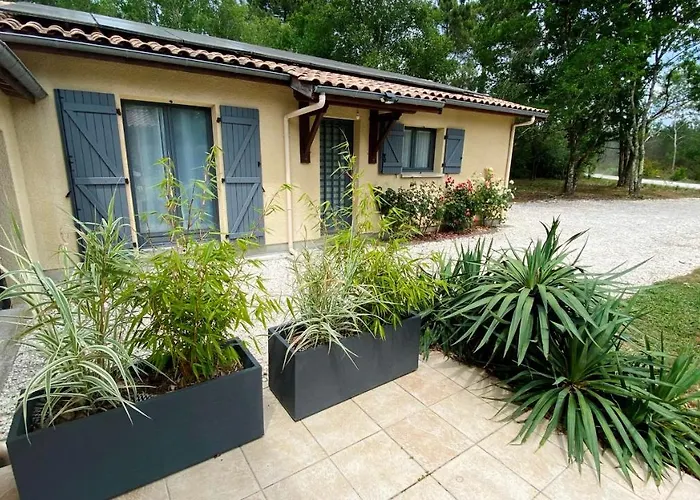 A La Campagne Avec Jacuzzi Feriehus Avensan